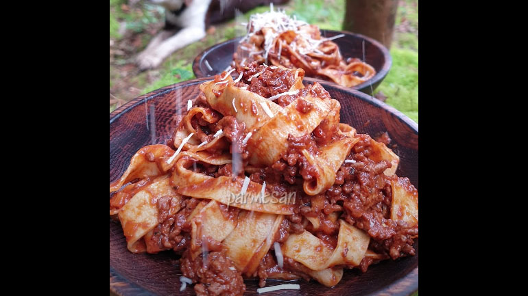 Ένα απολαυστικό βίντεο μαγειρικής στο δάσος