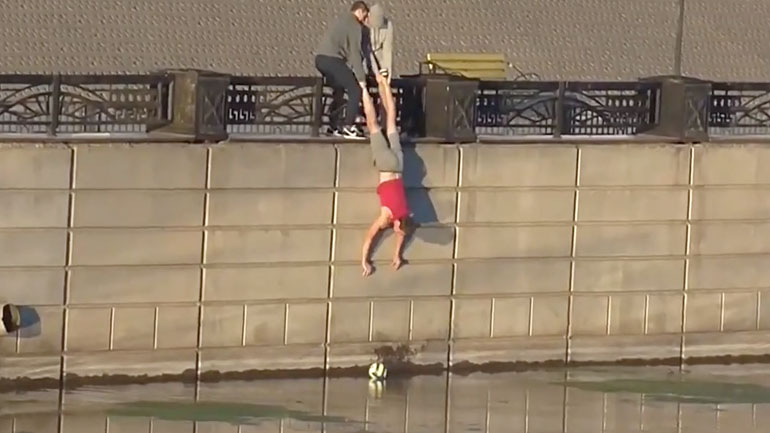 Τρεις άντρες λειτουργούν με στρατηγική