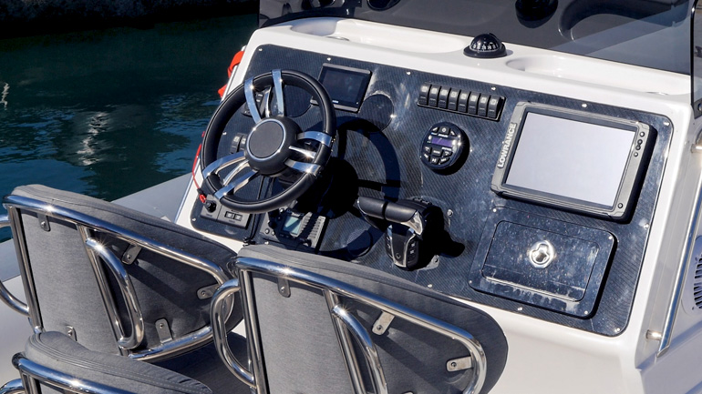 H κονσόλα πάνω στην οποία έχουν τοποθετηθεί τα χειριστήρια, τιμόνι, οθόνη κ.λπ. του Helm Master EX