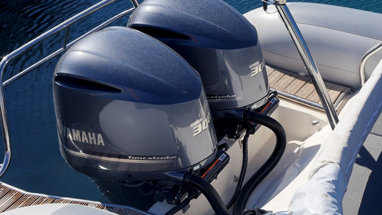 Ο μηχανισμός λειτουργίας τοποθετείται πάνω στους κινητήρες....