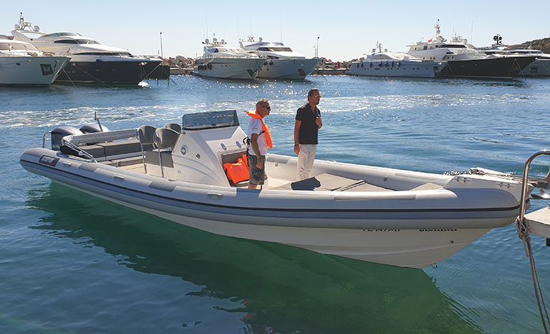 Με τα νέα χειριστήρια Helm Master EX ο χειρισμός ενός δεκάμετρου σκάφους γίνεται παιχνιδάκι...