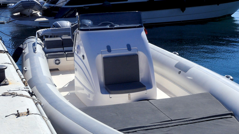 Σε ένα σκάφος 10 μέτρων όπως ήταν το Scorpion της παρουσίασης με τους δύο κινητήρες η χρήση Helm Master EX αποδείχτηκε απίστευτα λειτπυργική...