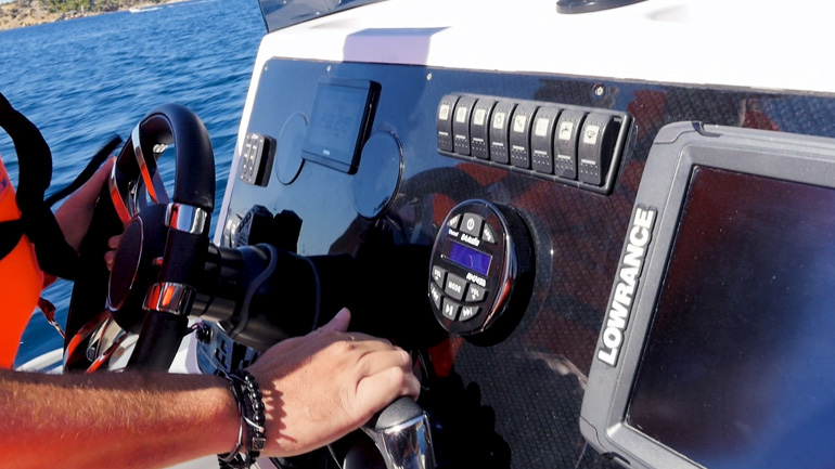 Ένα χέρι στο τιμόνι και το άλλο στα χειριστήρια, κάτι που βοηθά πολύ ιδίως όταν έχουμε καιρό...