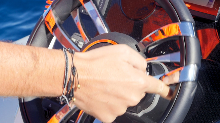 Ο χειρισμός στο νέο τιμόνι μπορεί να γίνει ακόμα και με ένα δάχτυλο...