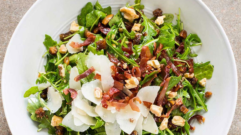 Λαχταριστή σαλάτα με καρύδια και παρμεζάνα