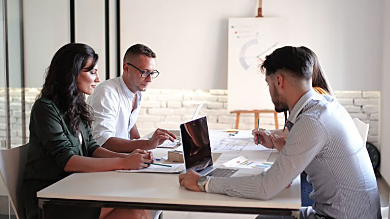 Η Ισπανία απαγορεύει τη μισθολογική ανισότητα μεταξύ των φύλων