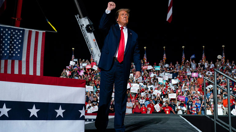 ΗΠΑ: «Ο Τραμπ συμμετείχε σε προεκλογική συγκέντρωση παρά τις προτάσεις επιδημιολόγων για την αποφυγή συνωστισμού»