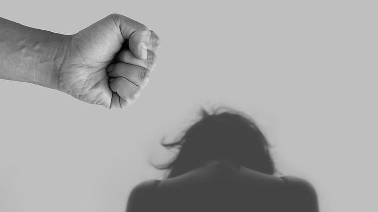 Σάλος στην Κω: Χτύπησε την έγκυο σύντροφό του κι έχασε το ένα από τα δίδυμά τους