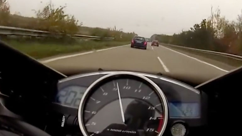 Mercedes-Benz C63 AMG εναντίον Yamaha YZF-R1