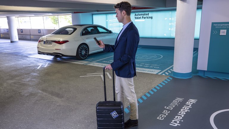 Σε ποιο πάρκινγκ αεροδρομίου τα αυτοκίνητα παρκάρουν μόνα τους;