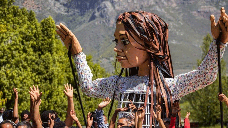 H «Μικρή Αμάλ», μια γιγαντιαία κούκλα-προσφυγοπούλα, θα διασχίσει την Ευρώπη