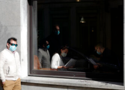 Με μάσκες στους δρόμους της Γαλλίας