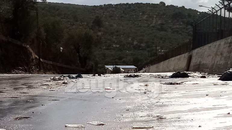 Η νεροποντή στη Μόρια παρέσυρε τα απομεινάρια του ΚΥΤ στη θάλασσα