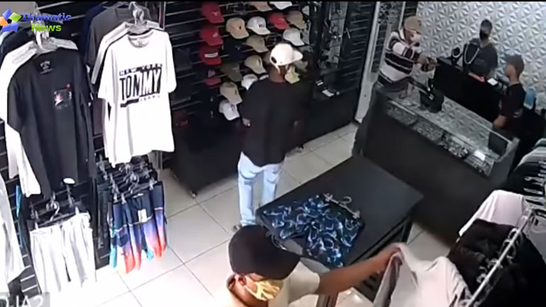 Βίντεο σοκ: Η στιγμή που επιχειρηματίας βγάζει πιστόλι και σκοτώνει τρεις ληστές