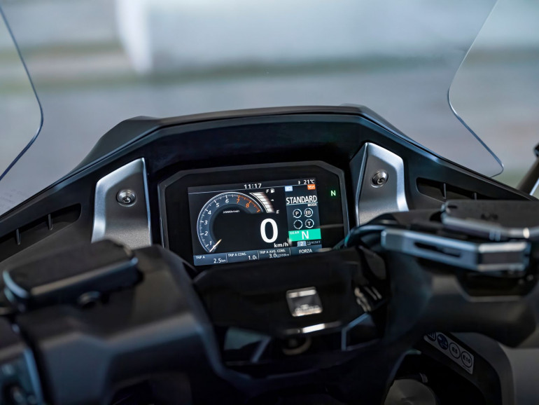 Ολοκαίνουρια τα όργανα του Forza, δίνουν αίσθηση ποιότητας στη μοτοσικλέτα.