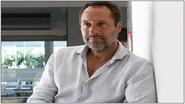 Η «Παρακρατική Ελλάδος» επιτίθεται στον προπονητή τής Εθνικής Ελλάδος