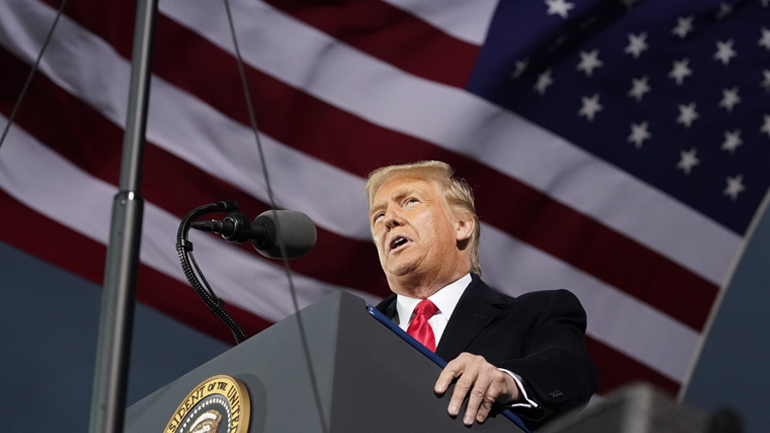 ΗΠΑ: Ο Τραμπ καταγγέλλει τον «φρικτό» αποκλεισμό άρθρου για τον Μπάιντεν από Twitter και Facebook