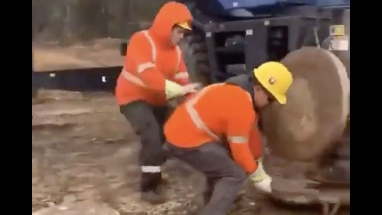 Ένας πολύ απασχολημένος εργάτης σε εργοτάξιο