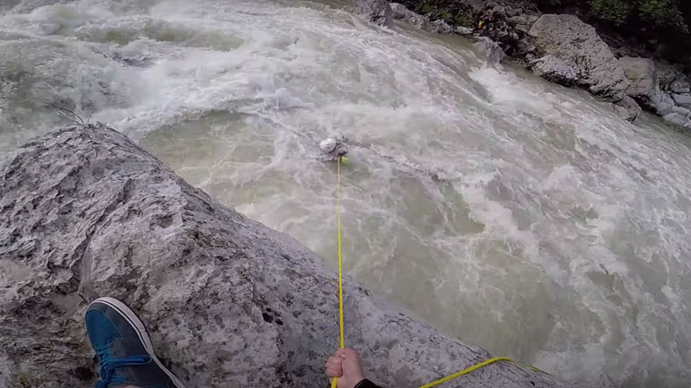 Kayaker πιάνεται σε δέντρο και σώζεται από τους φίλους του