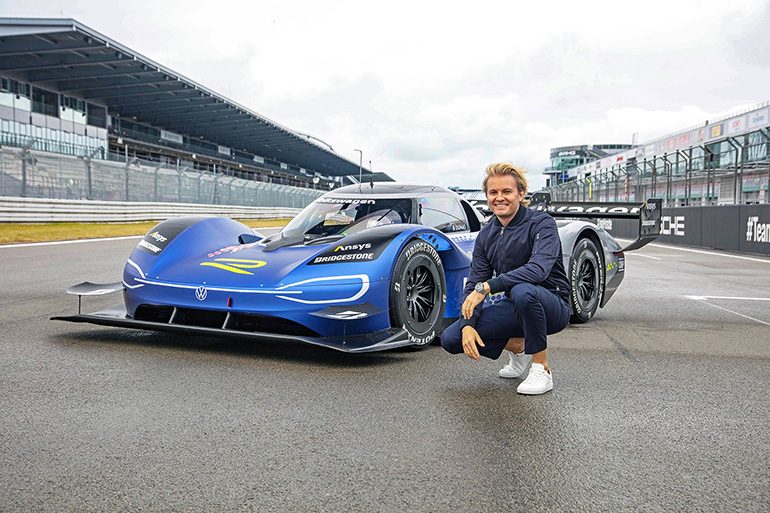 Ο παγκόσμιος πρωταθλητής της Formula 1 του 2016 Nico Rosberg με το αγωνιστικό... τέρας των 680 ίππων