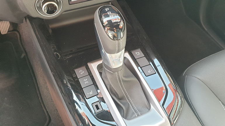 Ο λεβιές του αυτόματου κιβωτίου ταχυτήτων και διάφορες λειτουργίες δεξιά και αριστερά (για χρήση σε κατάβαση, κλείδωμα διαφοριού, θερμαινόμενα καθίσματα κ.ά.)