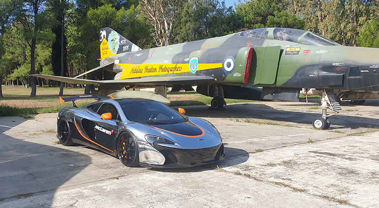 H McLaren δίπλα σε ένα Phantom το οποίο βρίσκεται στην αεροπορική βάση Δεκέλειας...