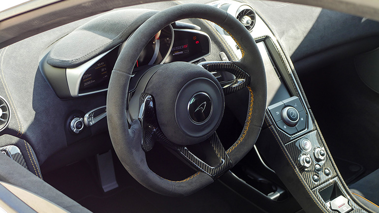 Ντυμένο με alcantara το εσωτερικό της McLaren. Κατά τα άλλα αρκετά λιτό αλλά λειτουργικό!