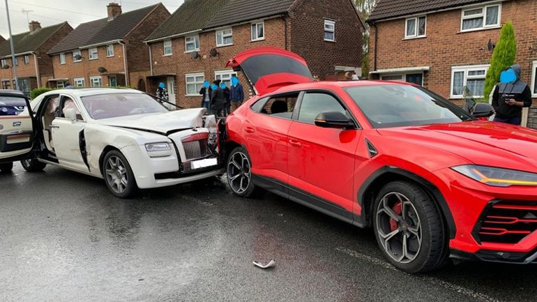 Rolls-Royce και Lamborghini τράκαραν στην ευθεία!