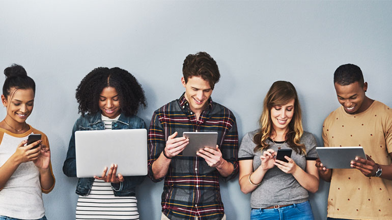 Σχεδόν 1 στους 2 νεαρούς ενήλικες περνά πάνω από 5 ώρες την ημέρα στo διαδίκτυο