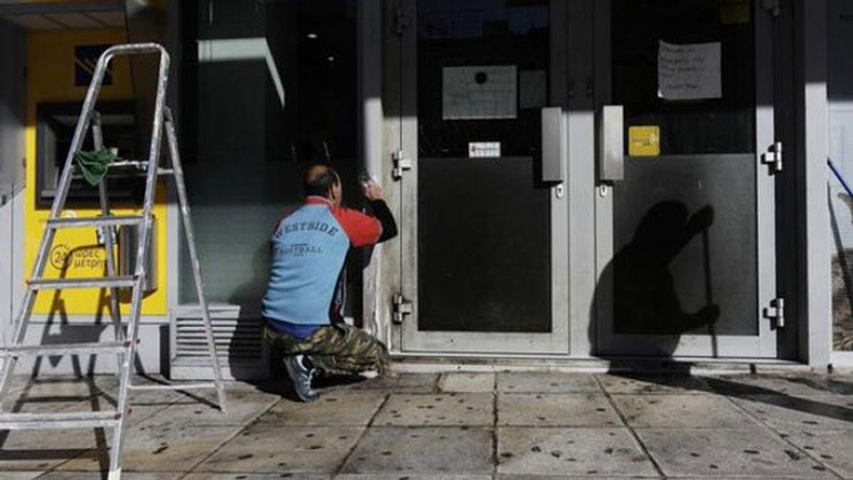 Εξερράγησαν γκαζάκια έξω από τράπεζα στο Γαλάτσι