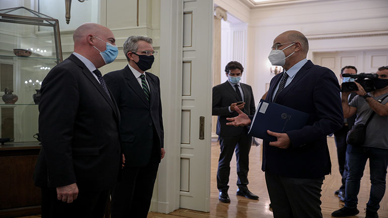 Συνάντηση Δένδια με τον βοηθό υπουργό Εξωτερικών των ΗΠΑ Κλαρκ Κούπερ