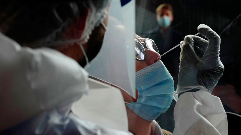 Σε συναγερμό η Γαλλία – Πάνω από 30.000 νέα κρούσματα σε 24 ώρες