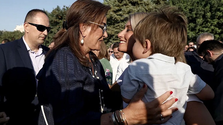 Η Ντόρα Μπακογιάννη αποκαλύπτει πώς είναι η Σία Κοσιώνη ως μητέρα