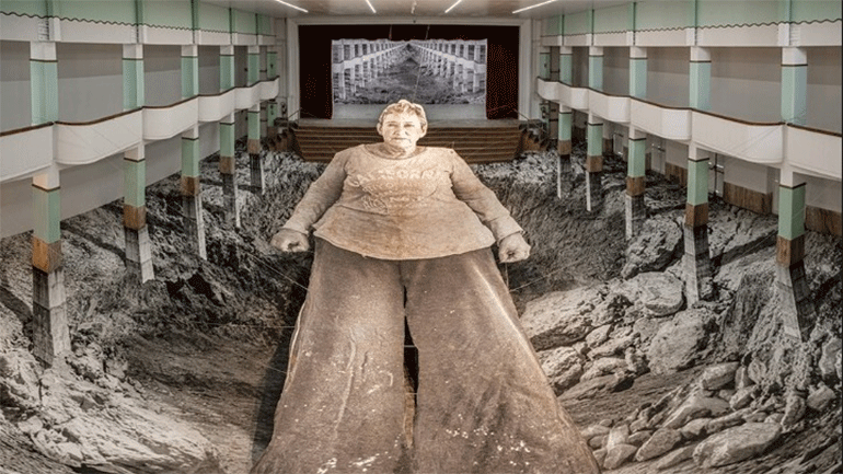 Ο JR τιμά τους αγρότες της Ιταλίας με εγκατάσταση και ταινία