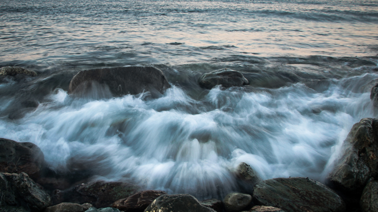 Τουρίστες κινδύνεψαν να πνίγουν στην Κέρκυρα – Πάλεψαν με θεόρατα κύματα εγκλωβισμένοι σε βράχια