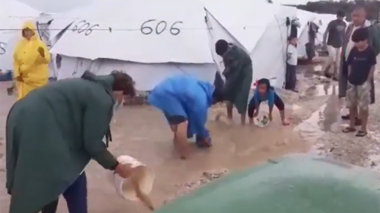 Ντροπιαστικές εικόνες από τον πλημμυρισμένο καταυλισμό του Καρά Τεπέ