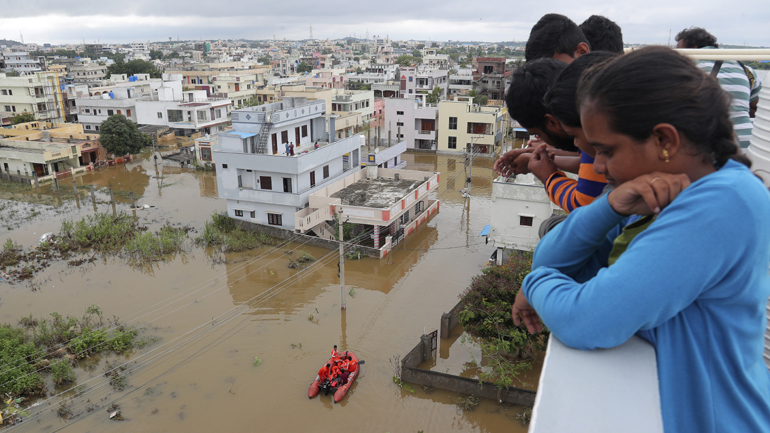 Ινδία: Τουλάχιστον 60 νεκροί από καταρρακτώδεις βροχοπτώσεις
