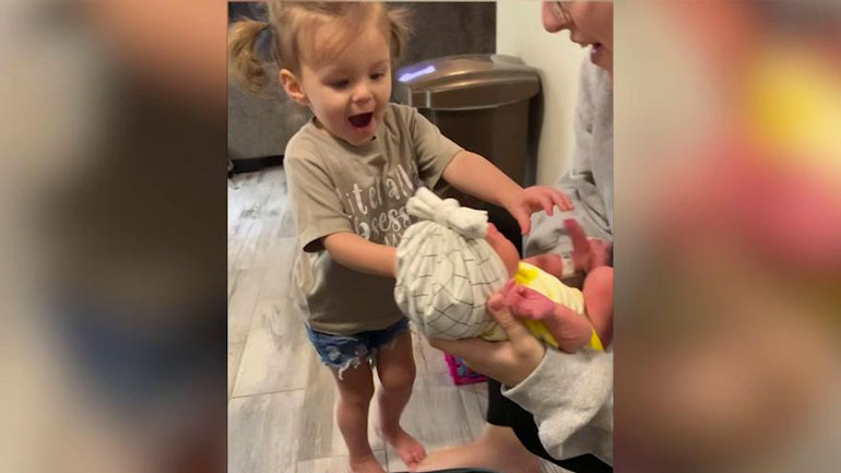 Η αντίδραση ενός μικρού κοριτσιού μόλις βλέπει τη νεογέννητη αδερφή του