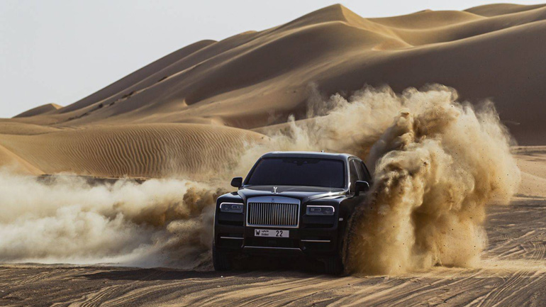 To κορυφαίο SUV «μάχεται» στους αμμόλοφους