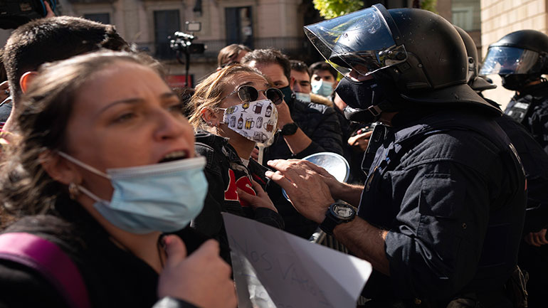 Διαδήλωση στην Καταλονία κατά του κλεισίματος των μπαρ και των εστιατορίων