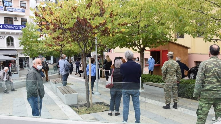 Ουρές στην Κοζάνη για το rapid test κορωνοϊού