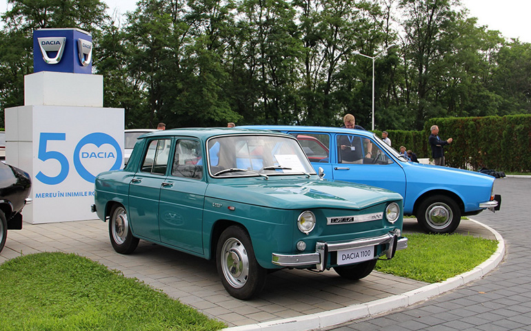 Το πρώτο μοντέλο της Dacia ήταν το 1.100, το οποίο κυκλοφορούσε στις υπόλoιπες χώρες ως Renault 8.