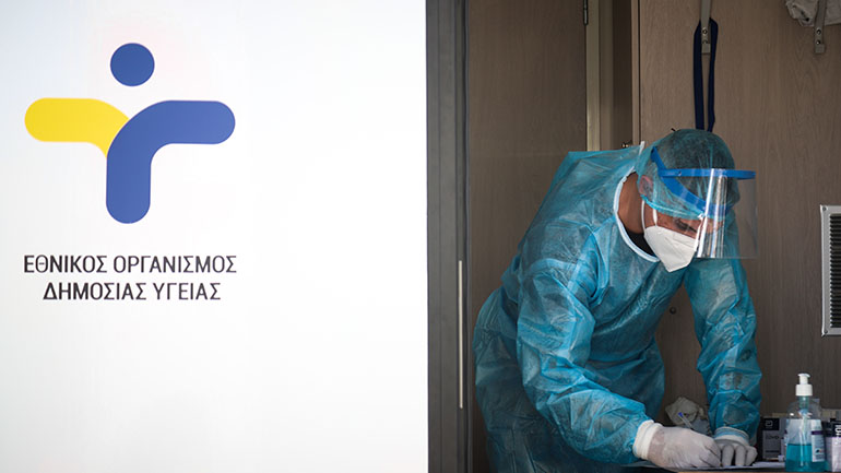 Δεκαεννέα θετικά δείγματα κορωνοϊού σε ελέγχους του ΕΟΔΥ στην πλατεία Βικτωρίας