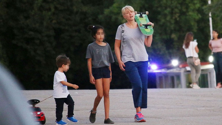 Σία Κοσιώνη: Οικογενειακή βόλτα στο κέντρο της πόλης με casual look