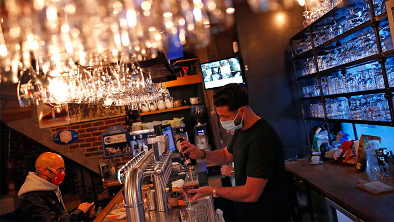 Μάλτα: Υποχρεωτική η χρήση μάσκας και κλείσιμο των μπαρ στις 11 το βράδυ