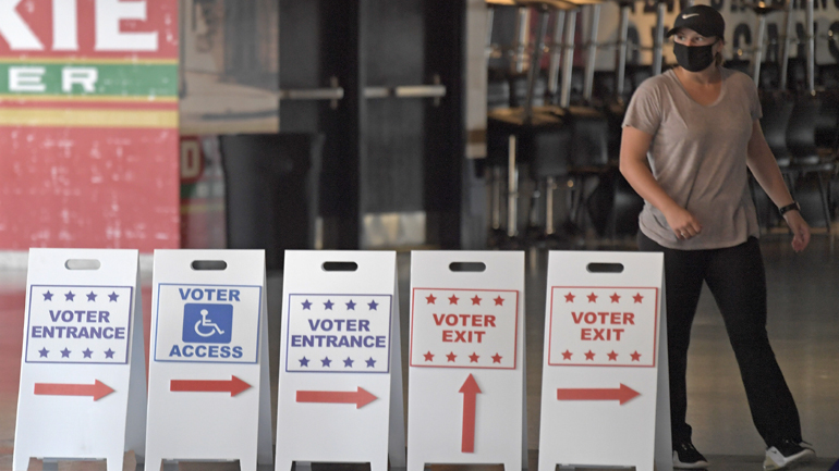 ΗΠΑ: Το Μίσιγκαν απαγορεύει στους πολίτες να φέρουν εμφανώς όπλα κοντά σε εκλογικά τμήματα