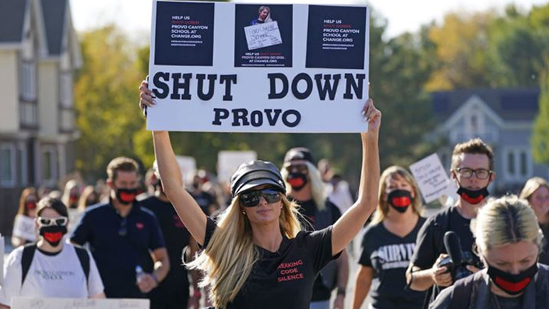 Η Paris Hilton σε συγκέντρωση διαμαρτυρίας έξω από το σχολείο που υπέστη κακοποίηση