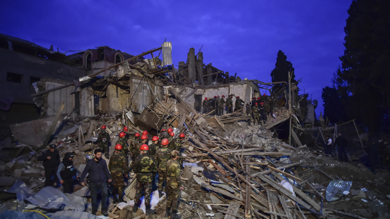 Αζερμπαϊτζάν: Τουλάχιστον 12 νεκροί από πυραυλική επίθεση στη Γκαντσά – Βομβαρδισμοί στη Στεπανακέρτ