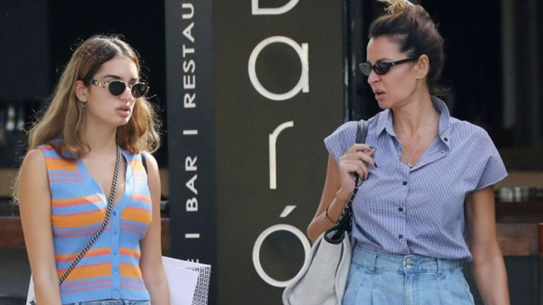 Μαρία Καλάβρια: Σπάνια δημόσια εμφάνιση με την κόρη της και casual look στη Γλυφάδα