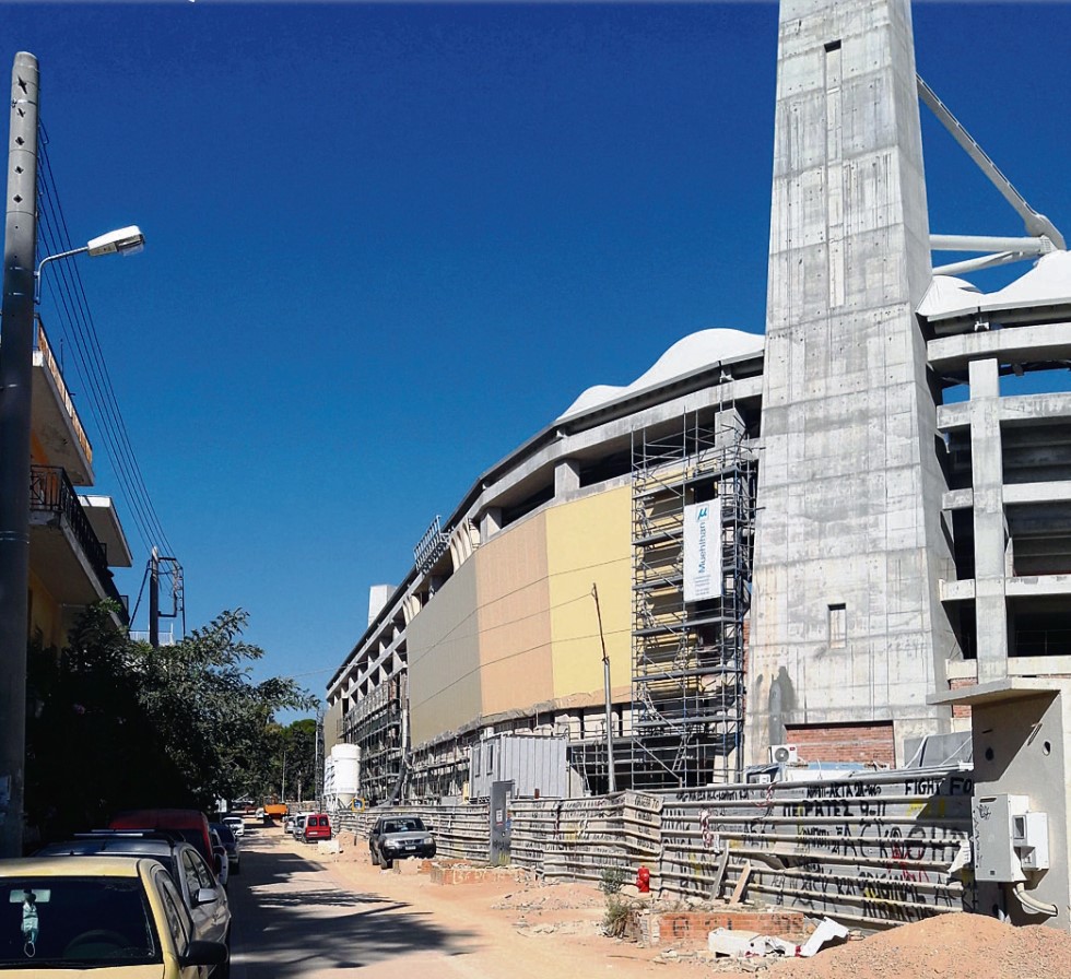 Τα εξωτερικά πάνελ που έχουν αρχίσει να περικλείουν όλη την κατασκευή γύρω γύρω δίνουν όχι μόνον όμορφο αισθητικά αποτέλεσμα, αλλά έχουν ηχομονωτική χρησιμότητα και παράλληλα σε συνδυασμό με το στέγαστρο θα κρατάνε… αυξημένα τα ντεσιμπέλ από τα τραγούδια στις εξέδρες μέσα στο γήπεδο.